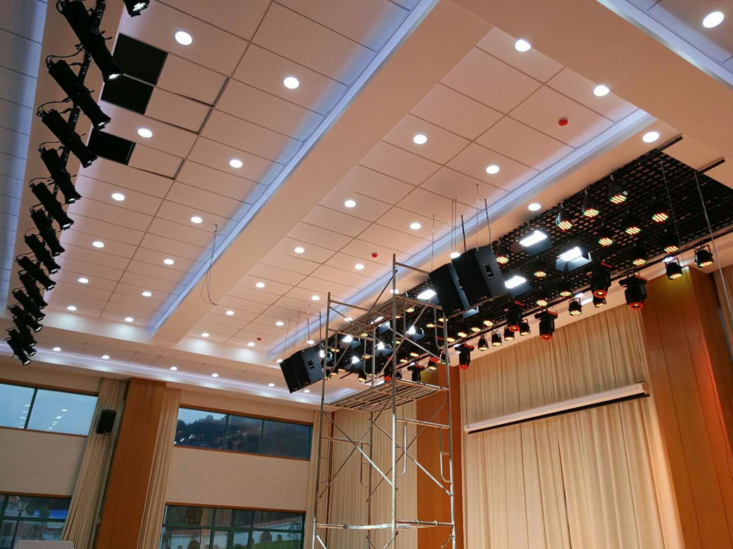 How to choose LED ellipsoidal and Fresnel light for the stage?
